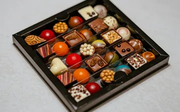 Airbrushing Chocolate Bonbons: Equipment, Technique, and Cleaning
