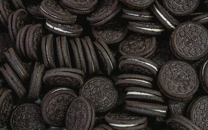 Black Cocoa Explained: pH, Fat, and the Powder Behind Oreos
